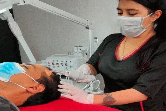 Revitaliza tu cabello con plasma capilar en Galus. Combate la pérdida, nutre desde la raíz y estimula su crecimiento saludable.